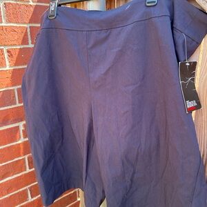 👗Avenue Black pull on Bermuda shorts